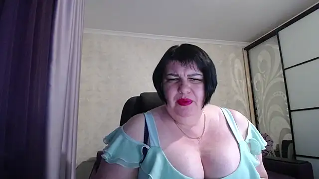 Snapshot of JuicyLady_Di chatting on 02.15.25 JuicyLady Di online show from 02.15.25