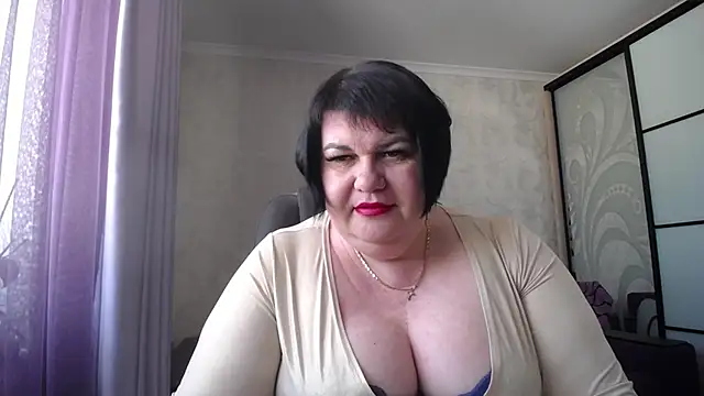 Snapshot of JuicyLady_Di chatting on 02.17.25 JuicyLady Di online show from 02.17.25