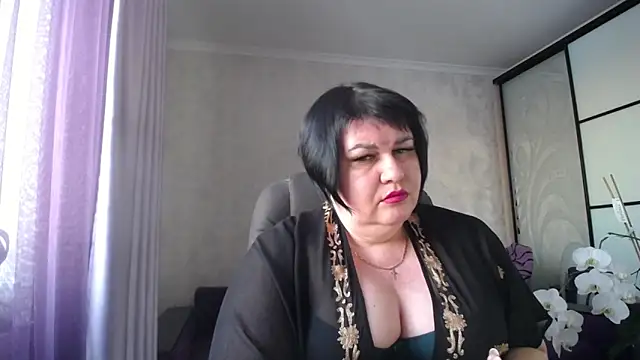 Snapshot of JuicyLady_Di chatting on 02.18.25 JuicyLady Di online show from 02.18.25