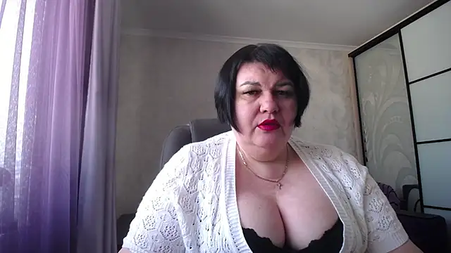 Snapshot of JuicyLady_Di chatting on 02.27.25 JuicyLady Di online show from 02.27.25