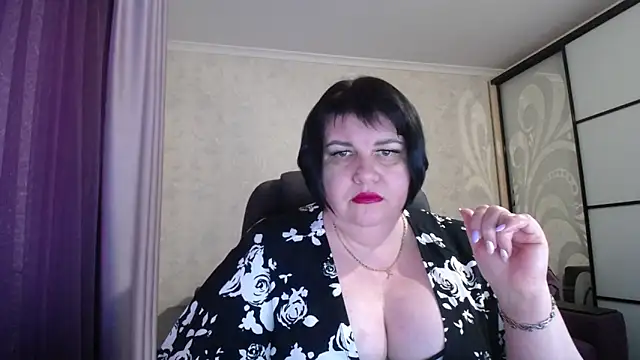 Snapshot of JuicyLady_Di chatting on 03.06.25 JuicyLady Di online show from 03.06.25