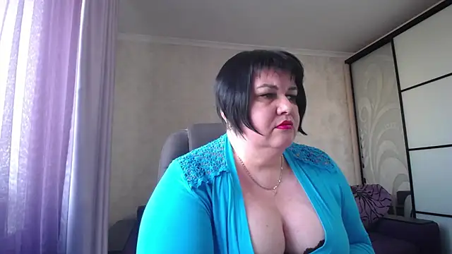 Snapshot of JuicyLady_Di chatting on 03.11.25 JuicyLady Di online show from 03.11.25
