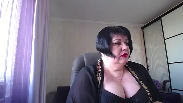 Snapshot of JuicyLady_Di chatting on 03.18.25 JuicyLady Di online show from 03.18.25