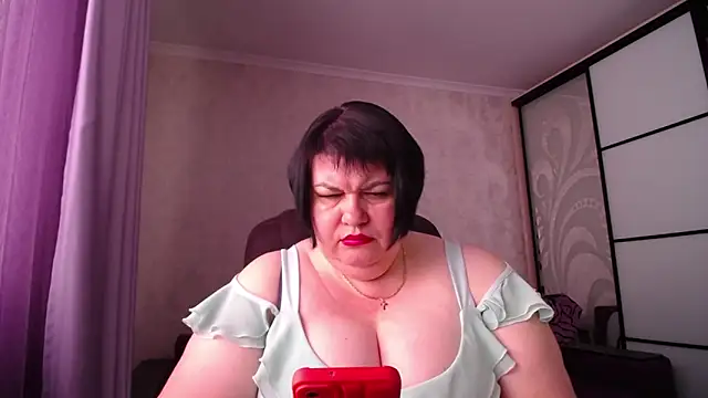 Snapshot of JuicyLady_Di chatting on 09.17.25 JuicyLady Di online show from 09.17.25