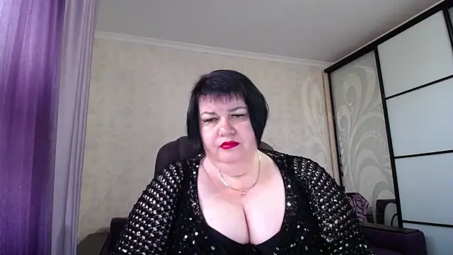 Snapshot of JuicyLady_Di chatting on 09.27.25 JuicyLady Di online show from 09.27.25