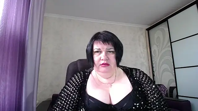 Snapshot of JuicyLady_Di chatting on 10.01.25 JuicyLady Di online show from 10.01.25