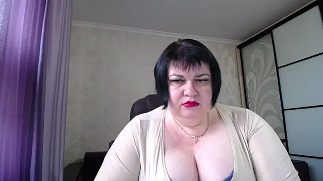Snapshot of JuicyLady_Di chatting on 10.05.25 JuicyLady Di online show from 10.05.25