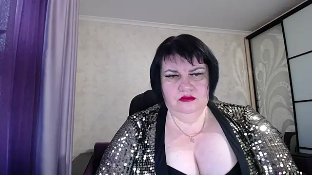 Snapshot of JuicyLady_Di chatting on 10.15.25 JuicyLady Di online show from 10.15.25
