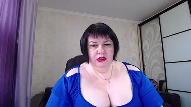 Snapshot of JuicyLady_Di chatting on 10.16.25 JuicyLady Di online show from 10.16.25