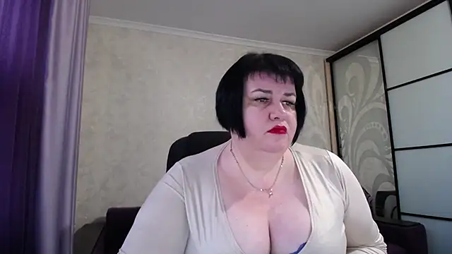Snapshot of JuicyLady_Di chatting on 10.17.25 JuicyLady Di online show from 10.17.25