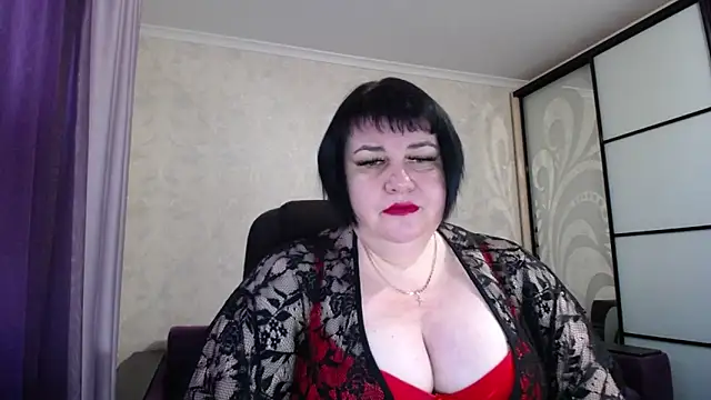 Snapshot of JuicyLady_Di chatting on 10.18.25 JuicyLady Di online show from 10.18.25