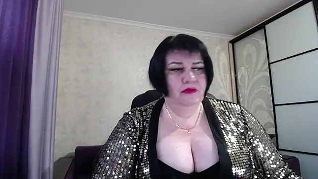 Snapshot of JuicyLady_Di chatting on 10.19.25 JuicyLady Di online show from 10.19.25