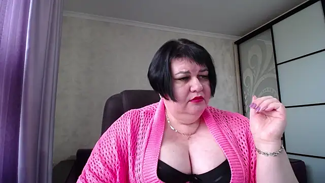 Snapshot of JuicyLady_Di chatting on 10.21.25 JuicyLady Di online show from 10.21.25