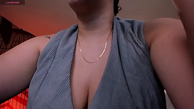 Snapshot of MartinnaBonnet chatting on 03.18.25 MartinnaBonnet online show from 03.18.25