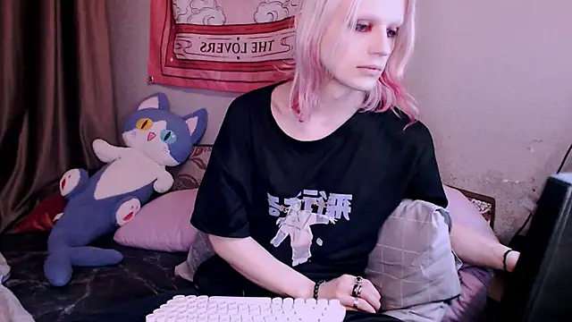 Alien Bella online show from 12.19.25