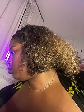 Snapshot of BigFineSelena chatting on 05.17.26 BigFineSelena online show from 05.17.26