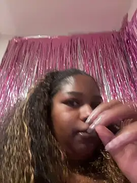 Snapshot of BigFineSelena chatting on 06.25.26 BigFineSelena online show from 06.25.26
