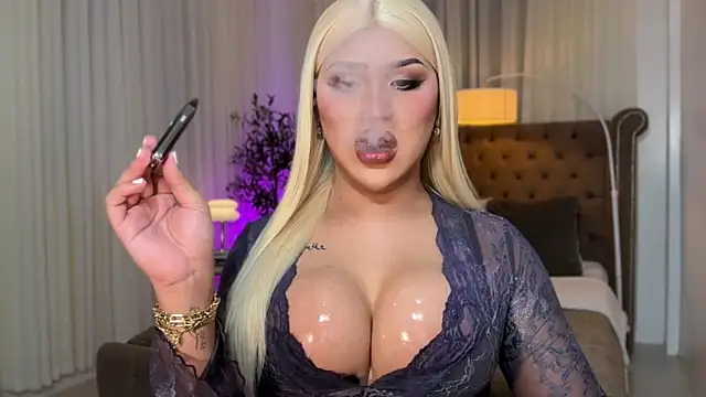 Snapshot of Your_Majesty_Tyra chatting on 10.30.25 Your Majesty Tyra online show from 10.30.25