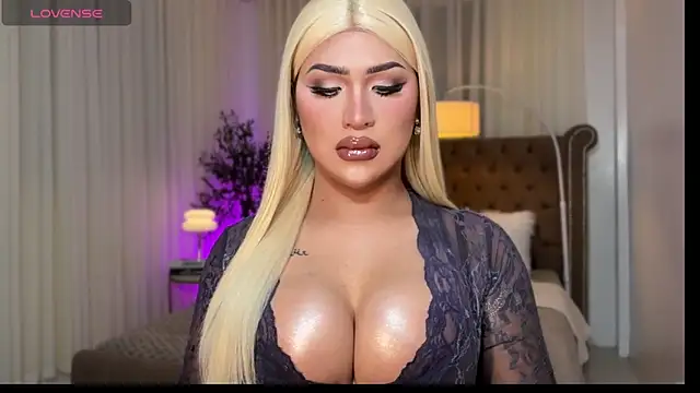 Snapshot of Your_Majesty_Tyra chatting on 11.15.25 Your Majesty Tyra online show from 11.15.25