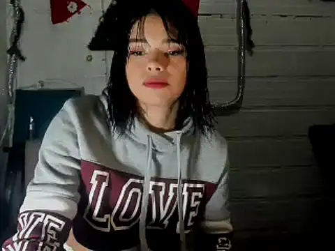 Snapshot of sarasandle chatting on 01.06.25 sarasandle online show from 01.06.25