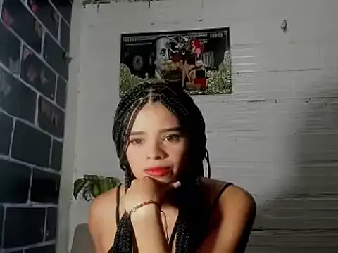 Snapshot of sarasandle chatting on 03.08.25 sarasandle online show from 03.08.25