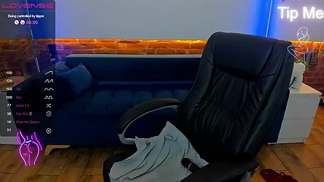 Snapshot of Kamilla_Hot chatting on 03.05.25 Kamilla Hot online show from 03.05.25