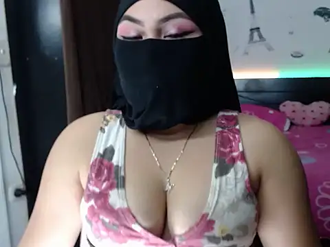 Snapshot of Hana___ chatting on 12.15.24 Hana online show from 12.15.24