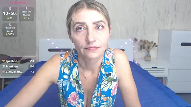 Snapshot of ZoeGrant chatting on 12.24.24 ZoeGrant online show from 12.24.24