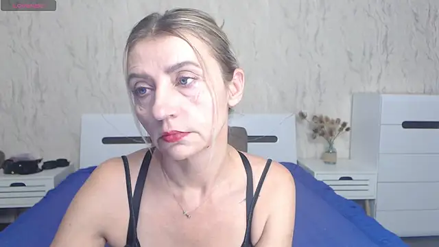 Snapshot of ZoeGrant chatting on 12.26.24 ZoeGrant online show from 12.26.24