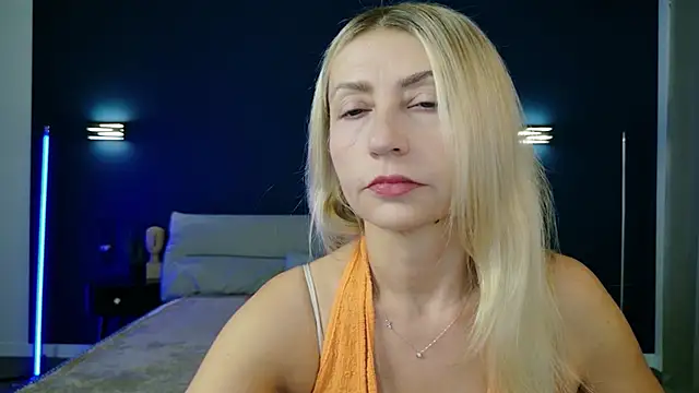 Snapshot of ZoeGrant chatting on 10.16.25 ZoeGrant online show from 10.16.25