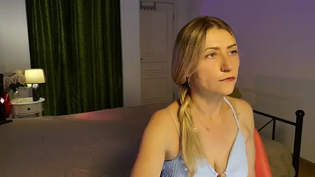 Snapshot of ZoeGrant chatting on 05.18.26 ZoeGrant online show from 05.18.26