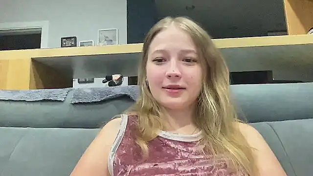 Snapshot of CharmingSarah chatting on 11.13.25 CharmingSarah online show from 11.13.25