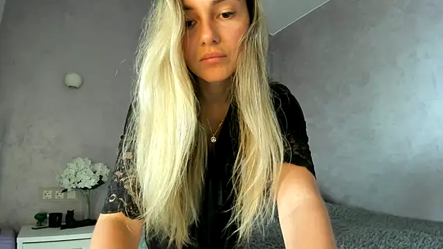 Snapshot of _DarkRose_ chatting on 04.29.26 DarkRose online show from 04.29.26