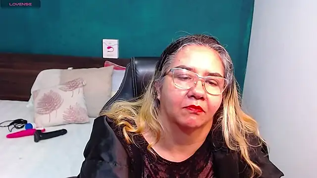 Snapshot of scaelettdubois chatting on 02.27.25 scaelettdubois online show from 02.27.25