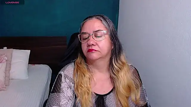 Snapshot of scaelettdubois chatting on 09.17.25 scaelettdubois online show from 09.17.25