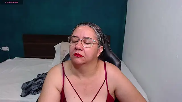 Snapshot of scaelettdubois chatting on 10.05.25 scaelettdubois online show from 10.05.25