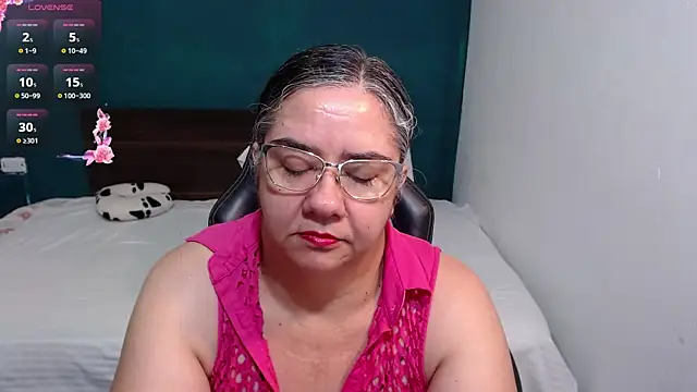 Snapshot of scaelettdubois chatting on 10.06.25 scaelettdubois online show from 10.06.25