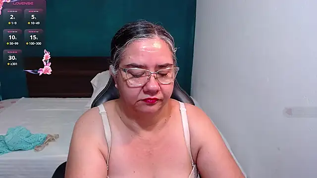Snapshot of scaelettdubois chatting on 10.07.25 scaelettdubois online show from 10.07.25