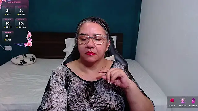 Snapshot of scaelettdubois chatting on 10.10.25 scaelettdubois online show from 10.10.25