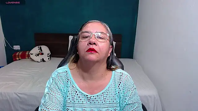 Snapshot of scaelettdubois chatting on 10.12.25 scaelettdubois online show from 10.12.25