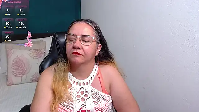Snapshot of scaelettdubois chatting on 10.19.25 scaelettdubois online show from 10.19.25