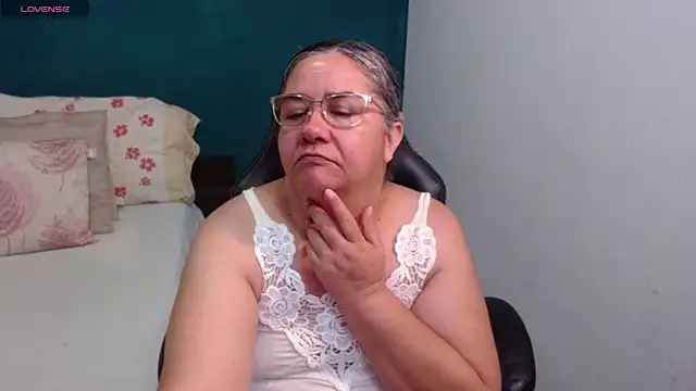 Snapshot of scaelettdubois chatting on 04.30.26 scaelettdubois online show from 04.30.26