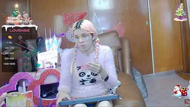 Snapshot of Skinygirl chatting on 02.27.25 Skinygirl online show from 02.27.25