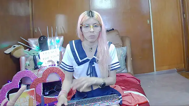 Snapshot of Skinygirl chatting on 03.13.25 Skinygirl online show from 03.13.25