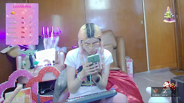 Snapshot of Skinygirl chatting on 03.18.25 Skinygirl online show from 03.18.25