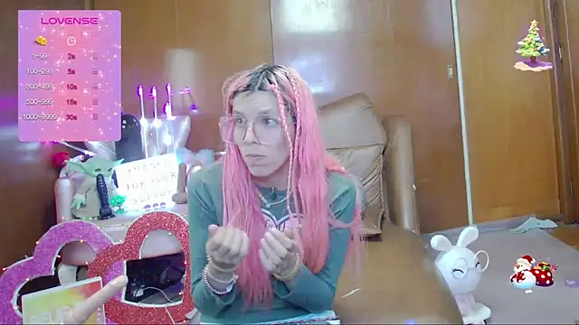 Snapshot of Skinygirl chatting on 09.25.25 Skinygirl online show from 09.25.25