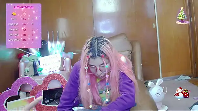 Snapshot of Skinygirl chatting on 10.10.25 Skinygirl online show from 10.10.25