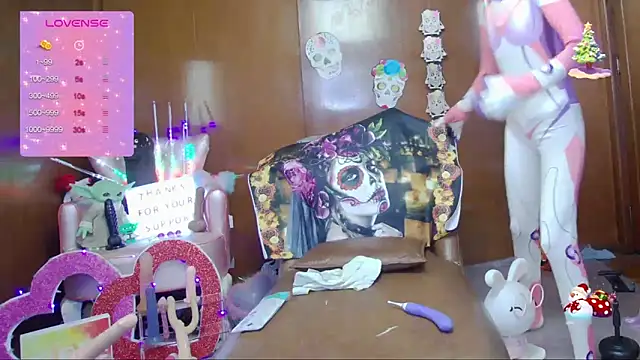 Snapshot of Skinygirl chatting on 10.28.25 Skinygirl online show from 10.28.25