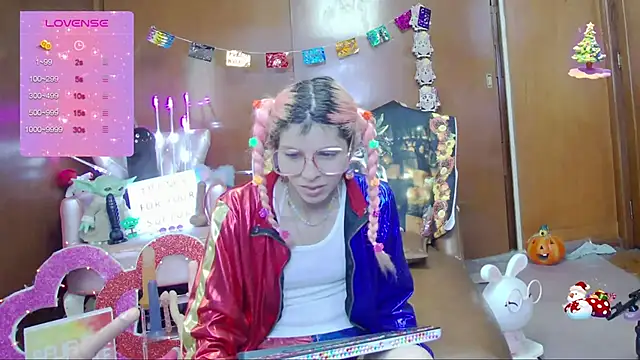 Snapshot of Skinygirl chatting on 10.29.25 Skinygirl online show from 10.29.25