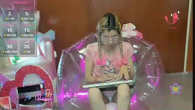 Snapshot of Skinygirl chatting on 02.10.26 Skinygirl online show from 02.10.26